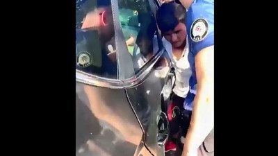 Parkta oynayan kız çocuklarının fotoğraflarını çekti. Alçak Afgan bir de yakalanınca polise rüşvet teklif etti