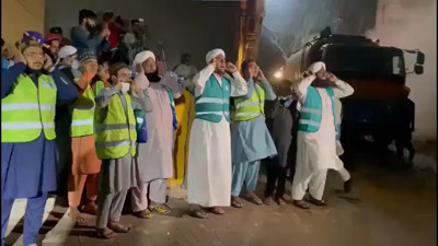 Yangın söndürmede görülmemiş teknik. Cayır cayır yanan binaya karşı ezan okudular