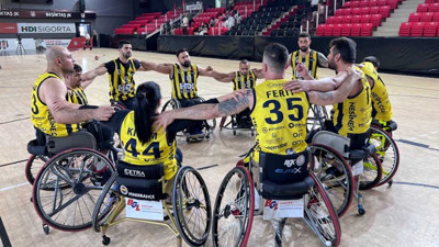 Fenerbahçe namağlup şampiyonluğa yürüyor