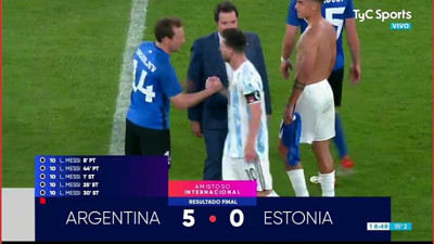 Yeniden dünya onu konuşuyor. Messi milli maçta 5 gol attı. Arjantin Messi'nin omuzlarında yükseldi