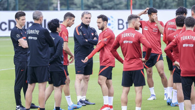 Kuntz'tan Milli futbolculara kitap hediyesi