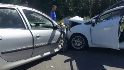 İki otomobil çarpıştı! Ambulans helikopter ağır yaralı için havalandı...
