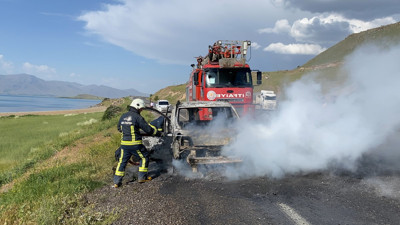 Seyir halindeki araç alev topuna döndü