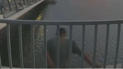 Polisler izledi talihsiz adam çırpına çırpına boğuldu