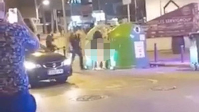 Sokak ortasında kimseye aldırmadan ilişkiye girdiler. Sonunda polisten jopu yediler