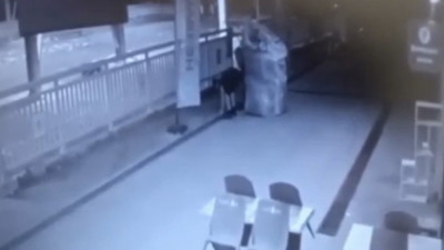 Çekçekli hırsız yoldaki mazgalları çaldı