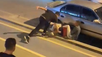 Gençler birbirine girdi kaldırım ringe döndü