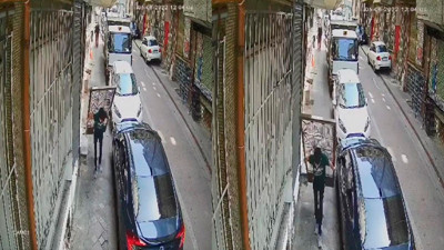 Apartman kapısını sırtlayarak çaldı