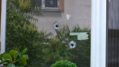 Silahla vurduğu eşini rehin aldı