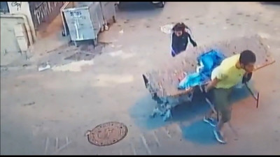 Çaldıkları motosikleti çekçek arabası ile taşıdılar