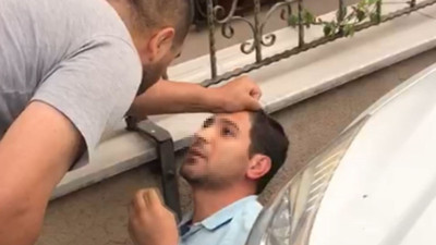 Pencere sapığını eşini banyoda izlerken yakaladı. Üzerinden kadın iç çamaşırları çıktı. Cüzdan detayı polisi şoke etti