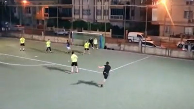 Öyle bir şut çekti ki top 4. kattaki evin içine bomba gibi girdi