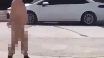 Sokak ortasında çırılçıplak yürüdü. Bir tek çoraplarından vazgeçemedi