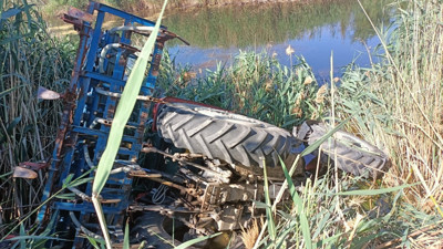 Sulama kanalına devrilen traktörün sürücüsü hayatını kaybetti