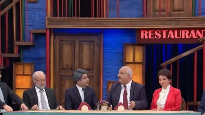 AKP eleştrisi sansürlenmişti. Güldür Güldür'ün mizahına 6'lı masa kahkahalarla cevap verdi. Gültekin Uysal Güldür Güldürcülere 'geliyorum' mesajı attı