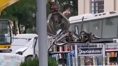 Bunu ancak Orta Çağ’daki papazlar yapardı: Başkent'te öğrencilerin gezici kütüphanesi kepçeyle parçalandı