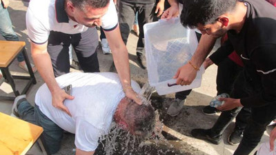 Adana’da bayıltan tost yeme yarışması. Ayıltmak için su döktüler