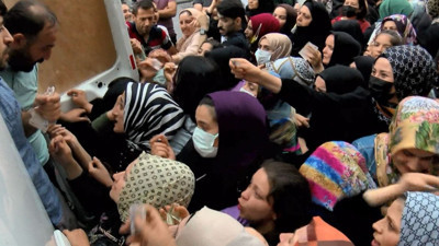 Beş liralık halı için savaştılar. Halıları kapan kaptı ortada ise düşündüren görüntüler kaldı