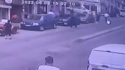 İş görüşmesine gittiği yerde pencereye koştu, ''İmdat, tecavüz etmeye çalışıyorlar'' diye bağırdı. Sokaktaki kovalamaca kameraya yansıdı