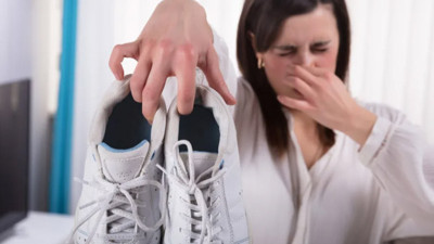 Mucize yöntem. Yazın korkulu rüyası haline gelen ayak kokusu derdine son