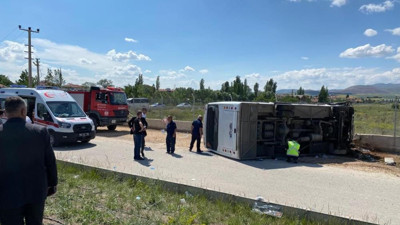 Ankara'da servis minibüsü devrildi 15 işçi yaralandı