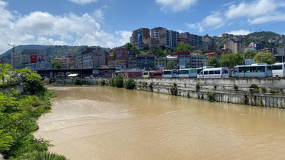 Dereler sarı sarı akıyor