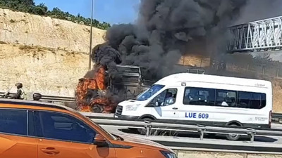 Pendik'te sebze yüklü kamyon alev alev yandı