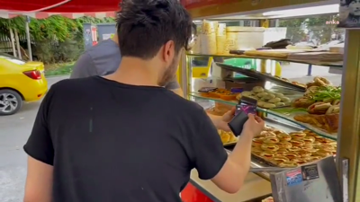 4 liralık simit artık kredi kartıyla alınıyor. Artık simit için de borca gireceğiz. Türkiye'de bir ilk daha yaşandı