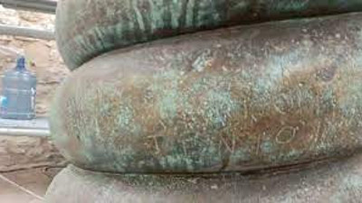 Sultanahmet’teki tarihi Yılanlı Sütun’a restorasyon sırasında şirket ismi yazıldı: Sur AŞ 2007