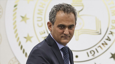 AKP’li vekiller bakan Özer’in sözleri sonrası salonu terk etti. Salon bir anda buz kesti