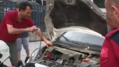 Motordan gelen sesi duydu. Kaputu acınca dondu kaldı