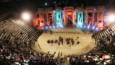 1800 yıllık antik tiyatroda konser! Elektronik cihaz kullanılmadı...