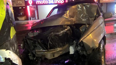 Kontrolden çıkan cipin sürücüsü yön tabelasına çarptı