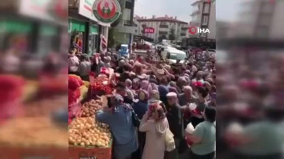 Bu mu iyi denilen ekonomi Ucuz şeker alabilmek için birbirlerini ezdiler. işte vatandaşın hali