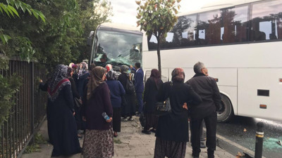 Üsküdar’da 3 otobüs birbirine girdi. İETT tur otobüsüne, tur otobüsü başka bir otobüse çarptı