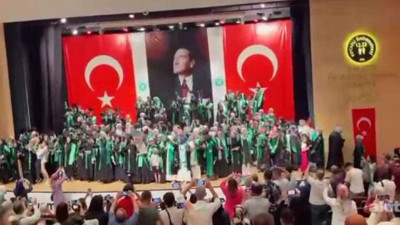 İlahiyat Fakültesinde Onuncu Yıl Marşlı mezuniyet Yeni Akit'i çıldırttı. Bu marşın neresinden rahatsızsınız