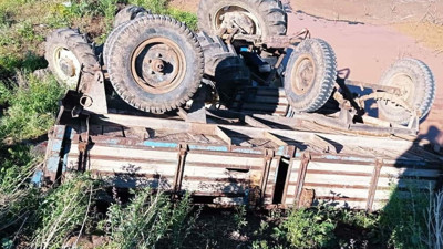 Şarampole yuvarlanan traktörün sürücüsü yara bile almadı