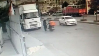 Motokurye, minibüs bekleyen kadını taciz etti