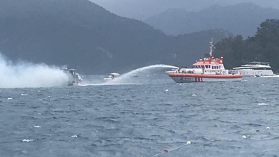 Lüks yat cayır cayır yandı