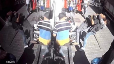 Fatih'te 'gasp ediliyorum' diye bağıran kişi, yere yatırdığı kişiyi gasp ederek kaçtı