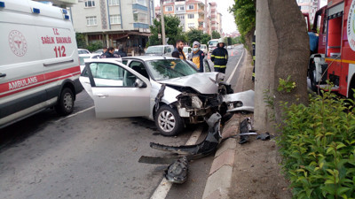 Beton aydınlatma direğine çarpan otomobil hurdaya döndü: 1 ölü