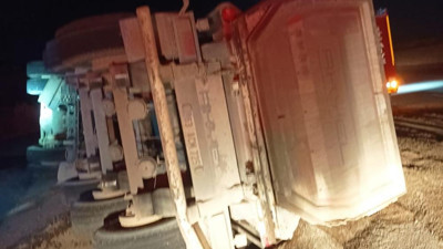 Kum yüklü kamyon devrildi: 1 yaralı