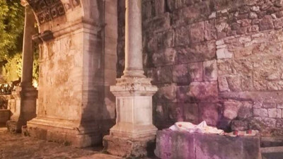 Roma İmparatoru'na yapılmıştı. Şimdi içinde 'evsizler' kalıyor