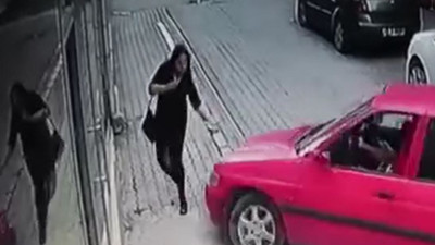 Sürücü yürüyen kadını otomobiliyle vitrinden içeri soktu