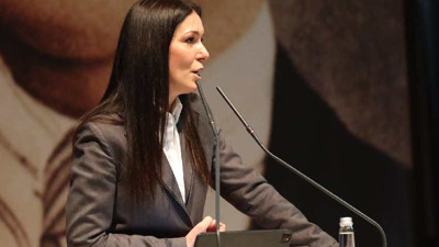 AKP enflasyonun suçlusunu buldu. Aşırı tüketimmiş. Güzel Sanatlardan mezun olunca enflasyonun tanımı da böyle oluyor