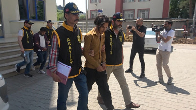 Kendilerini polis olarak tanıtan 2 dolandırıcı tutuklandı