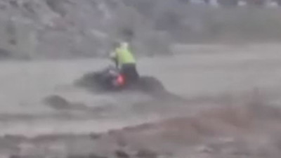 Sele kapılan motosiklet sürücüsünün zor anları