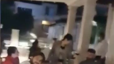 Böyle yüzsüzlük görülmedi. 50 bin kişiyi dolandırıp 15 bin Euro’luk şarapla poz verdiler