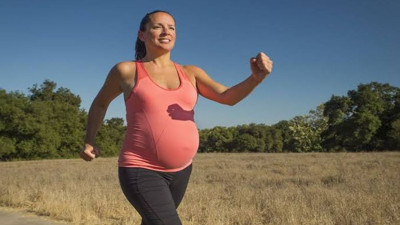 Kadın hastalıkları ve doğum uzmanından gebe kadınlara yürümeyle ilgili önemli uyarı