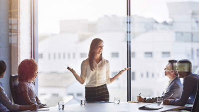 Ünlü marka havalar ısınınca kadın çalışanlarına giyim önerisinde bulundu. ''Aman basenleriniz görünmesin''